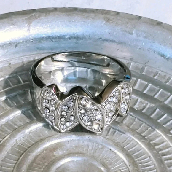 Zig Zag Silver Platinum Plated CZ Crystal Stone Cocktail Ring Size 8 - Picture 1 of 9